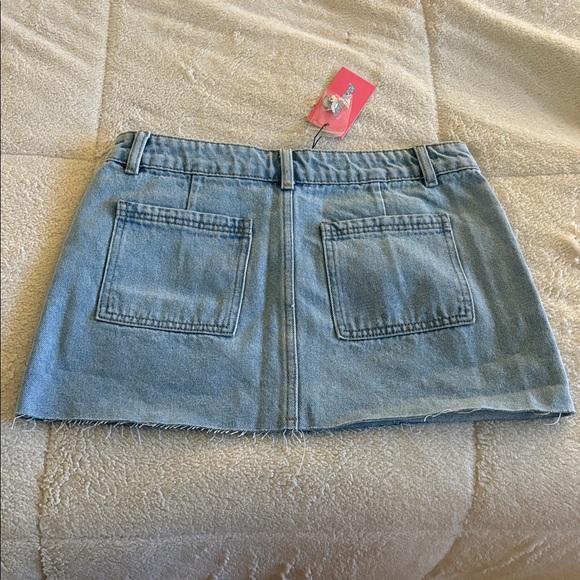 NWT Light Wash Edikted Raw Hem Jean Skirt - Picture 5 of 5